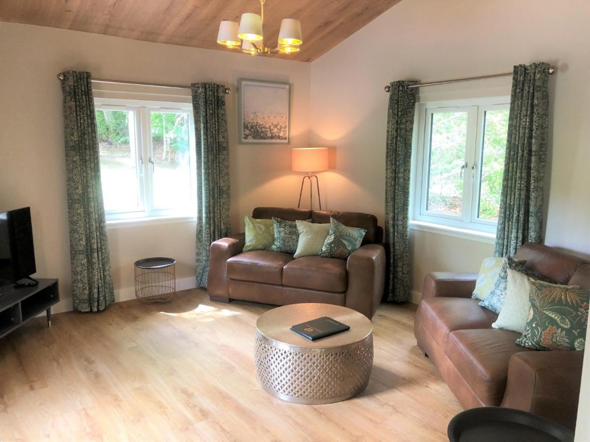 Breckland Lodge 2 With Hot Tub Belladrum Exteriör bild